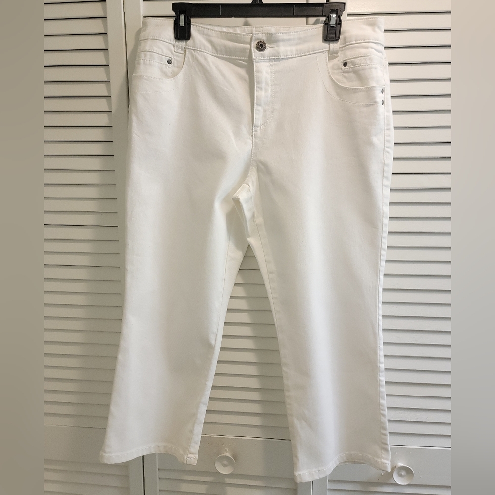CHICO'S PLATINUM DENIM CROPPED CAPRIS